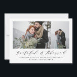 Cartes Pour Fêtes Annuelles collage photo minimal légant script de noël<br><div class="desc">Une belle carte de Noël multi photo,  parfaite pour envoyer des voeux de vacances à la famille et aux amis. Un design minimaliste élégant avec un texte de script gracieux et béni étonnant. Customisez la couleur du design pour personnaliser votre carte. Partie d'une collection.</div>