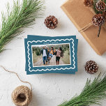 Cartes Pour Fêtes Annuelles Cool Winter Blue Simple Scallop Photo Cadre<br><div class="desc">Simple et hivernal, ce carte photo de vacances en bleu et blanc denim fait de votre famille l'étoile dans un cadre moderne et tendance à pétoncles autour d'une photo d'orientation paysage. Accentué par un accueil charmant et un texte de nom sur le devant, le dos de la carte a amplement...</div>