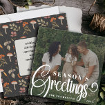 Cartes Pour Fêtes Annuelles Cottagecore Botanique Champignons Photo Noël<br><div class="desc">Découvrez l'esprit enchanteur des vacances avec notre carte de Noël en Cottagecore Botanique. Cette carte rayonne du charme classique de la verdure botanique et de l'allure cosy du cottagecore, ce qui en fait un choix idéal pour vos salutations festives. La carte est ornée d'un motif archétype de champignons, dégageant une...</div>