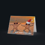 Cartes Pour Fêtes Annuelles Couples d'étoiles de mer de Noël sur la plage de<br><div class="desc">les paires d'étoiles de mer tropicales sur le coucher du soleil échouent avec les lunettes de soleil et le casquette de vacances</div>