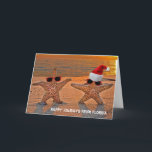 Cartes Pour Fêtes Annuelles Couples d'étoiles de mer de Noël sur la plage de<br><div class="desc">les paires d'étoiles de mer tropicales sur le coucher du soleil échouent avec les lunettes de soleil et le casquette de vacances</div>