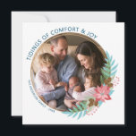 Cartes Pour Fêtes Annuelles Courbe de Noël Poinsettia | Noël photo<br><div class="desc">Cette carte de Noël à plat carré présente une représentation graphique d'une couronne de vacances partiellement décorée d'un poinsettia rose et d'une guirlande. La couronne est accentuée par la courbure des voeux de vacances "Tidings of Comfort and Joy". Le graphique de couronne est la bordure du cadre photo. Photographie ©...</div>