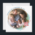 Cartes Pour Fêtes Annuelles Courbe de Noël Poinsettia | Noël photo<br><div class="desc">Cette carte de Noël à plat carré présente une représentation graphique d'une couronne de vacances partiellement décorée d'un poinsettia rose et d'une guirlande. La couronne est accentuée par la courbure des voeux de vacances "Tidings of Comfort and Joy". Le graphique de couronne est la bordure du cadre photo. Photographie ©...</div>