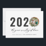 Cartes Pour Fêtes Annuelles Couronne feuillage moderne 2020 est resté à la mai<br><div class="desc">Courbe de feuillage minimale moderne Joyeux Noël 2020 l'année où nous sommes restés à la maison script carte de Noël. L'eucalyptus peint à la main, le feuillage minimal et la couronne de rotin rustique moderne donnent à cette carte de vacances une atmosphère luxueuse. Dans les verts, les bruns et les...</div>
