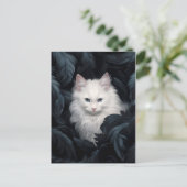 Cartes Pour Fêtes Annuelles Cute Furry Chat Blanc Assis Parmi Les Feuille (Debout devant)
