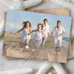 Cartes Pour Fêtes Annuelles Dashing À Travers Le Littoral De Sand Beach Photo<br><div class="desc">Dashing À Travers Le Script De La Main De Sable, La Plage Côtière Nautique Dollar Photo Carte De Vacances. Plus d'options de modification de conception disponibles dans la page produit personnalisée. La couleur Arrière - plan peut être modifiée. Ajoutez vos propres photos et texte. Facile à personnaliser seul. Conçu par...</div>