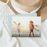 Cartes Pour Fêtes Annuelles Dashing à travers le sable | Noël<br><div class="desc">Parfait pour ceux qui vivent dans des climats tropicaux, ou pour partager une photo de vacances préférée sur la plage, notre carte photo de vacances chic côtier présente "Dashing Through the Sand" comme un texte vert menthe pâle superposé orné d'illustrations d'étoiles de mer. Personnalisez avec vos noms et salutation personnalisée...</div>