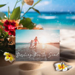 Cartes Pour Fêtes Annuelles Dashu Thru the Sand Beach Photo de vacances<br><div class="desc">Dashing dans le sable en style brosse script dans des couleurs modifiables; couleur arrière est également optionnelle.</div>