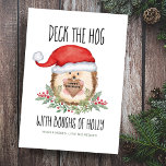 Cartes Pour Fêtes Annuelles Deck Hog Hedgehog Père Noël Holly Noël<br><div class="desc">Partagez un humour de vacances avec cette carte de Noël à thème animal boisé avec un joli hérisson d'aquarelle dans un chapeau de Père Noël encadré par des saints boucs et des baies, tenant un panneau de bois rustique. La légende dit : "Découvrir le porc avec des bouges de Holly"....</div>