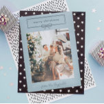 Cartes Pour Fêtes Annuelles Dove Blue Jolie Bow Photo Joyeux Noël<br><div class="desc">Carte de Noël bleu Dove avec un cadre dessiné à la main,  votre nom de famille dans un script signature,  et votre photo de famille. Carte de Noël bleu pastel personnalisée avec votre photo de famille. Jolie carte photo moderne minimaliste de Noël en bleu clair.</div>