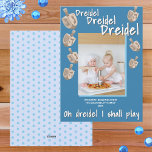Cartes Pour Fêtes Annuelles Dreidel Rustic Oak Blue Photo Célébrer Hanoukka<br><div class="desc">Les cartes Hanoukka photo personnalisées sont un moyen agréable de se connecter avec des amis et la famille pendant le Festival des lumières. Ce design mignon présente votre photo avec une ombre portée de bleu ciel sur un arrière - plan de bleu foncé moyen riche. Sept petites images de la...</div>