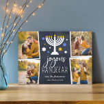 Cartes Pour Fêtes Annuelles Éclairage étoilé | Hanoukka Photo Collage Card<br><div class="desc">Festive Hanoukka carte photo présente quatre photos dans une mise en page collage,  avec "joyous Hanoukka" en lettres blanches sur un arrière - plan bleu marine agrémenté d'une menorah éclairée et d'étoiles blanches,  bleues et dorées. Personnalisez-vous avec vos noms en dessous,  et ajoutez une photo supplémentaire à l'arrière.</div>