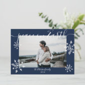 Cartes Pour Fêtes Annuelles Écriture de Noël bleu marine moderne flocons de ne (Debout devant)