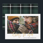 Cartes Pour Fêtes Annuelles Écriture or gloire à dieu vert tartan photo<br><div class="desc">Gold script de gloire à dieu élégante carte de vacances avec le design écossais vert backer. Espace pour une seule photo.</div>
