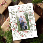 Cartes Pour Fêtes Annuelles Elégant blanc hiver aquarelle verte Photo<br><div class="desc">Ce carte photo de vacances élégant et festif dispose d'une belle couronne d'aquarelle de saint, eucalyptus et baies sur un arrière - plan blanc classique. Le message d'accueil modifiable sur le devant dit "Joyeuses fêtes". Le dos de la carte est une couleur rouge festive. Vous pouvez également ajouter une autre...</div>
