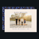 Cartes Pour Fêtes Annuelles Elégant Bleu Noir Botanique Floral Photo unique<br><div class="desc">Envoyez votre accueil de vacances avec cette photo de famille "Happy Holidays", avec un design avant propre et élégant et un motif floral bleu et or éclatant sur le dos. Parfait pour les fêtes de Noël et d'Hanoukka, cette carte allie un aménagement moderne et un style festif, ce qui en...</div>
