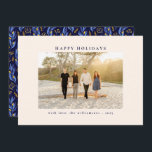 Cartes Pour Fêtes Annuelles Elégant Bleu Noir Botanique Floral Photo unique<br><div class="desc">Envoyez votre accueil de vacances avec cette photo de famille "Happy Holidays", avec un design avant propre et élégant et un motif floral bleu et or éclatant sur le dos. Parfait pour les fêtes de Noël et d'Hanoukka, cette carte allie un aménagement moderne et un style festif, ce qui en...</div>
