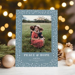 Cartes Pour Fêtes Annuelles Elégant cadre étoile Deep Dusty Blue One Photo<br><div class="desc">*Customisez les couleurs à l'aide de l'outil d'édition - arrière - plan,  cadre étoilé et couleurs de texte sont tous personnalisables ! Cet élégant carte photo de vacances dispose d'un beau cadre d'étoiles délicates sur un arrière - plan bleu fumée avec une seule photo verticale et typographie classique.</div>
