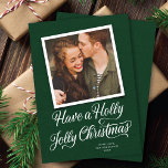 Cartes Pour Fêtes Annuelles Élégant Green Holly Jolly Script photo<br><div class="desc">Ce charmant carte photo de vacances présente un script de calligraphie blanc qui dit "Ayez un Noël Holly Jolly" sur un arrière - plan vert profond avec une seule photo de carré. Sur le dos de la carte est la même couleur verte. Ajoutez une autre photo et/ou un texte supplémentaire...</div>
