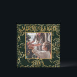 Cartes Pour Fêtes Annuelles Élégant Joyeux & Lumineux Photo Vert Vintage<br><div class="desc">Vert élégant vintage avec motif de brocart doré et typographie Merry & Bright.  Un beau design en brocart délavé avec votre photo préférée au centre.  Personnalisez avec votre message et votre nom au verso.  La carte de vœux de Noël parfaite.</div>