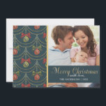 Cartes Pour Fêtes Annuelles Élégant Joyeux Noël Famille Photo<br><div class="desc">Un élégant motif damassé doré et bleu profond sur l'arrière - plan,  avec votre photo préférée et une jolie couronne comme illustration. Écrit "Joyeux Noël" en lettres d'or.</div>