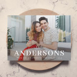 Cartes Pour Fêtes Annuelles Élégant minimal moderne | Christmas Couple Photo<br><div class="desc">Une carte de voeux moderne et design avec votre nom de famille en typographie classique, associée à un script manuscrit en blanc sur votre photo pleine taille. Votre photo spéciale sera magnifique dans ce design unique, moderne et minimal. Le design comporte une magnifique couleur vert foncé de la forêt au...</div>