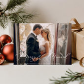 Cartes Pour Fêtes Annuelles Élégant script blanc Joyeux et photo mariée