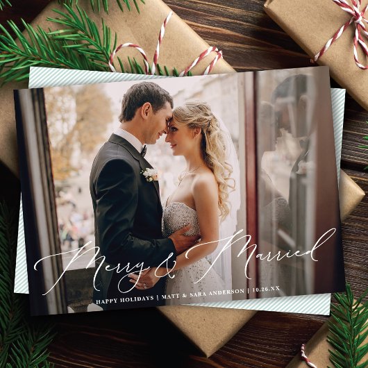 Cartes Pour Fêtes Annuelles Élégant script blanc Joyeux et photo mariée