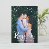 Cartes Pour Fêtes Annuelles Élégant Script blanc Réjouissez Snowflakes 2 Photo (Debout devant)