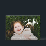 Cartes Pour Fêtes Annuelles Élégant script de brosse Joyeux Photo moderne Noël<br><div class="desc">Carte de Noël religieuse de style moderne avec un design simple et minimal avec "Joyful" dans un élégant script de brosse blanche avec votre message et nom de famille sur votre photo préférée. Le dos a un collage photo composé de six photos carrés.</div>
