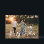 Cartes Pour Fêtes Annuelles Élégant script photo moderne Noël<br><div class="desc">Carte de Noël photo moderne avec un design simple et minimal avec l'accueil "Joyeux Noël" dans un élégant script blanc avec votre nom de famille. Le dos a un collage photo composé de six photos carrés.</div>