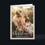Cartes Pour Fêtes Annuelles Élégant script photo moderne Noël<br><div class="desc">Carte de Noël photo moderne avec un design simple et minimal avec "Joyeux Noël" dans une élégante typographie de script sur votre photo préférée entourée d'une bordure nette beige clair. L'avant a une superposition de dégradé pour aider le texte à se démarquer, qui peut être supprimé dans l'outil d'édition de...</div>
