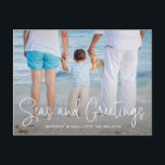 Cartes Pour Fêtes Annuelles Elegant Seas and Greutages Beach Photo Noël<br><div class="desc">Envoyez des réjouissances de vacances avec cette carte postale de Noël à thème nautique avec un design simple avec les mots "Mer et Salutations" dans un élégant script blanc, avec votre message sur votre photo de vacances horizontale préférée de plage. Le côté arrière a votre message personnel et votre adresse...</div>