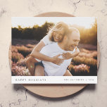 Cartes Pour Fêtes Annuelles Élégant Simple Sage Green Minimal Photo de Noël<br><div class="desc">Une carte de voeux stylée avec la typographie classique "Happy Holidays" en noir sur un simple arrière - plan blanc épuré et minimaliste, avec une couleur douce sage vert foncé au verso. La photo, le nom et l'accueil peuvent être facilement customisés pour une touche personnelle. Un design de Noël simple,...</div>
