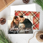 Cartes Pour Fêtes Annuelles Élégant Tan Tartan Plaid Joyeux Noël Photo<br><div class="desc">Le carte photo de vacances présente un motif de superposition "Joyeux Noël" dans un magnifique texte de script blanc avec du texte personnalisé qui peut être personnalisé avec votre nom(s), l'année, et une photo de style paysage préféré. Un motif sophistiqué en plaid écossais beige, tan, rouge et marron habille le...</div>