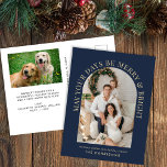 Cartes Pour Fêtes Annuelles Elégante Arc Photo Joyeux Bleu Bleu Noel<br><div class="desc">Elégante carte postale de Noël bleue avec votre photo dans un cadre en arc entouré de "Puisse tes Jours être Joyeux & Lumineux" dans la typographie classique serif or et votre nom dans la simple typographie or. Au verso, ajoutez une photo supplémentaire et personnalisez votre salutation de vacances en famille...</div>