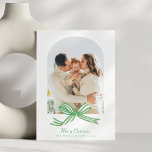 Cartes Pour Fêtes Annuelles Élégante Coquette Green Bow Arch 2 Photo Noël<br><div class="desc">Faites bonne humeur avec cette carte photo de Noël personnalisée Bow Green, dotée d'un joli ruban vert et d'un espace pour votre photo de famille personnalisée à l'avant et à l'arrière. Cette carte de vacances élégante est parfaite pour partager vos souhaits les plus chaleureux et présenter vos souvenirs préférés de...</div>