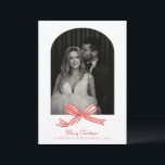 Cartes Pour Fêtes Annuelles Élégante Coquette Rouge Bow Arch Photo Noël<br><div class="desc">Célébrez votre première saison de vacances en couple marié avec cette Elégante carte de Noël Mariage Bow rouge. Doté d'un joli ruban rouge, cette carte personnalisée ajoute une touche festive à votre photo mariage préférée. Parfait pour les jeunes mariés ou les couples qui souhaitent partager leurs salutations de vacances avec...</div>