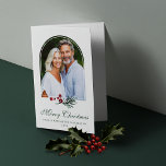 Cartes Pour Fêtes Annuelles Élégante photo de Noël de la baie de pin botanique<br><div class="desc">Elégant Pine Botanique Berry Photo de Noël Carte pliée avec votre photo préférée dans notre arche moderne. Une douce végétation moderne de pins et de baies s'intègre parfaitement à cette élégante carte de vacances botaniques. Veuillez nous contacter à cedarandstring@gmail.com si vous avez besoin d'aide pour la conception ou les produits...</div>