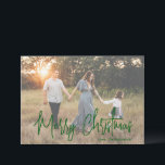 Cartes Pour Fêtes Annuelles Élégante photo de script vert Noël moderne<br><div class="desc">Carte de Noël photo moderne avec un design simple et minimal avec l'accueil "Joyeux Noël" dans un élégant script vert avec votre nom de famille. Le modèle comprend une simple superposition pour aider le texte à se démarquer sur la photo avant et peut être supprimé dans l'outil d'édition de conception....</div>