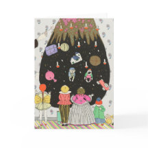 Enfants en costumes décorant l'arbre de Noël