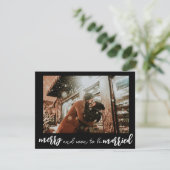 Cartes Pour Fêtes Annuelles Enregistrez la date de mariage joyeuse et bientôt (Debout devant)