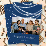 Cartes Pour Fêtes Annuelles Étoile Élégante Avec Lumières Étincelantes Photo H<br><div class="desc">Des brins élégants de lumières festives scintillantes, magiques et brillantes sur un arrière - plan bleu foncé décorent cette carte de vacances photo fantasque et unique Hanoukka. Une étoile de david ornament est suspendue au centre. Illustration de fat*fa*tin. Facile à personnaliser avec votre propre message texte, nom de famille, année,...</div>