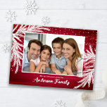 Cartes Pour Fêtes Annuelles Falling Snow Evergreens Rouge Photo Noël<br><div class="desc">Cette carte photo de Noël est accentuée de branches à feuillage persistant apparaissant en blanc sur un arrière - plan peint en rouge foncé. Le design est accentué par la subtile chute de neige.</div>
