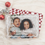 Cartes Pour Fêtes Annuelles Felices Fiestas | Borde Ondulado Retro con Foto<br><div class="desc">Esta tarjeta navideña presenta su foto favorita enmarcada por un borde blanco ondulado. Appart hotel El mensaje "Felices Fiestas" en una tipografía divertida, con el nombre de su familia debajo en letra cursiva. El révérso de la tarjeta destaca con un patrón retro de cuadros ondulados. Perfecta para compartir el espíritu...</div>