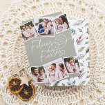 Cartes Pour Fêtes Annuelles Felices Fiestas | Caligrafía Navideña y 6 Fotos<br><div class="desc">Llene de alegría las fiestas con esta encantadora tarjeta de Navidad en tono verde salvia. En esta postal, "Felices Fiestas" está escrito en una caligrafía moderna, con el nombre de su familia y el año integrados en los trazos elegantes. Personalice la tarjeta con seis fotos : tres en la parte...</div>