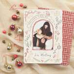 Cartes Pour Fêtes Annuelles Felices Fiestas Ilustraciones de Navidad con Foto<br><div class="desc">Capture la magia de las fiestas con esta encantadora tarjeta de Navidad retro. Presenta una foto enmarcada en forma de arco, rodeada por un borde dibujado a mano que le da toque vintage y divertido. En la parte superior hay un pergamino con la frase "Felices Fiestas". Las ilustraciones son de...</div>