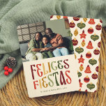 Cartes Pour Fêtes Annuelles Felices Fiestas Postal de Navidad Retro con Foto<br><div class="desc">¡Una postal navideña con un estilo retro y divertido! Idéal para quienes desean algo original. La foto de su familia se presenta en un formato horizontal en la parte superior de la tarjeta. Justo debajo, el mensaje "Felices Fiestas" se muestra en una tipografía vintage y llamativa, con una paleta de...</div>