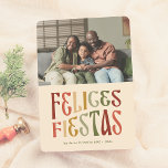 Cartes Pour Fêtes Annuelles Felices Fiestas Postal de Navidad Retro con Foto<br><div class="desc">¡Una postal navideña con un estilo retro y divertido! Idéal para quienes desean algo original. La foto de su familia se presenta en un formato horizontal en la parte superior de la tarjeta. Justo debajo, el mensaje "Felices Fiestas" se muestra en una tipografía vintage y llamativa, con una paleta de...</div>