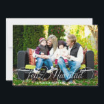 Cartes Pour Fêtes Annuelles Feliz Navidad Tarjeta Fotográfica Escritura Blanca<br><div class="desc">Foto del día Simplemente elegante tarjeta de felicitación ofrece "Feliz Navidad" en una escritura hermosa con modernas rodantes detalles en blanco. Rayas diagonales verdes añaden interés a la parte posterior de la tarjeta.</div>